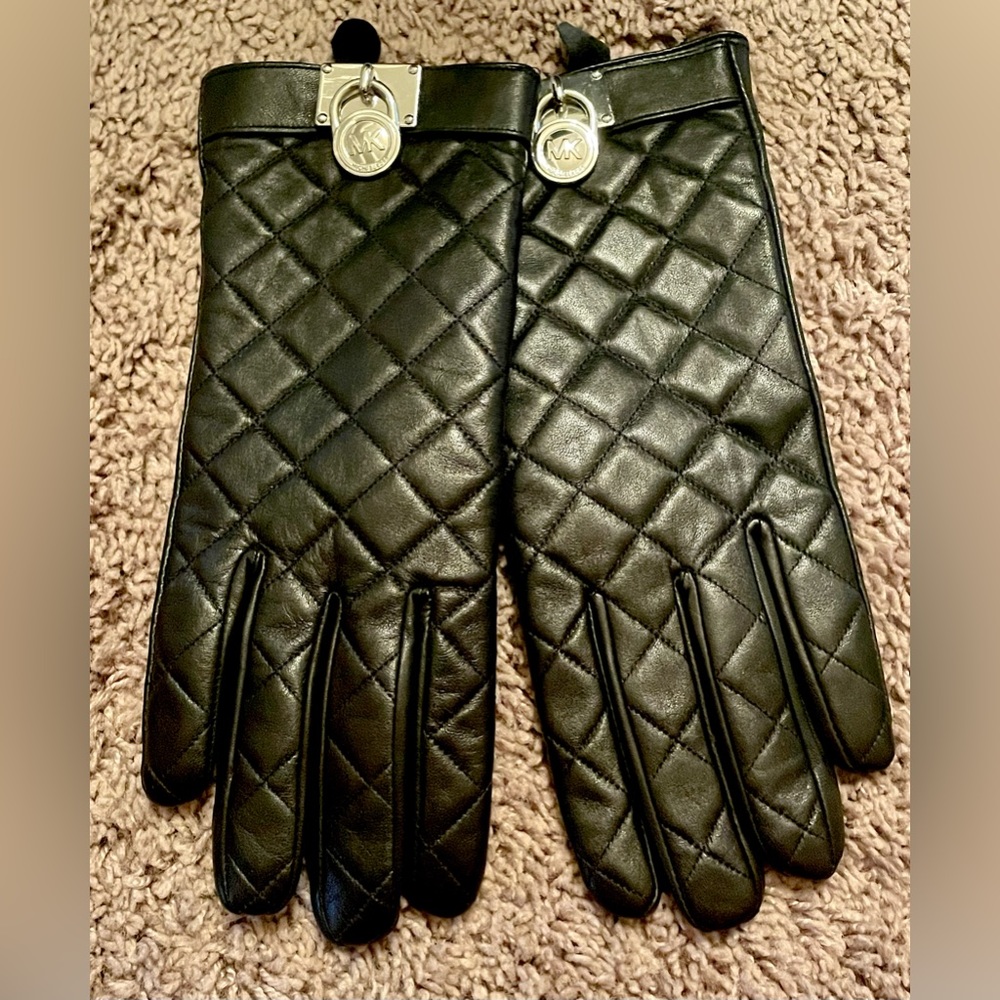 MICHAEL KORS Black Quilted Leather Gloves. Lined. Sz M